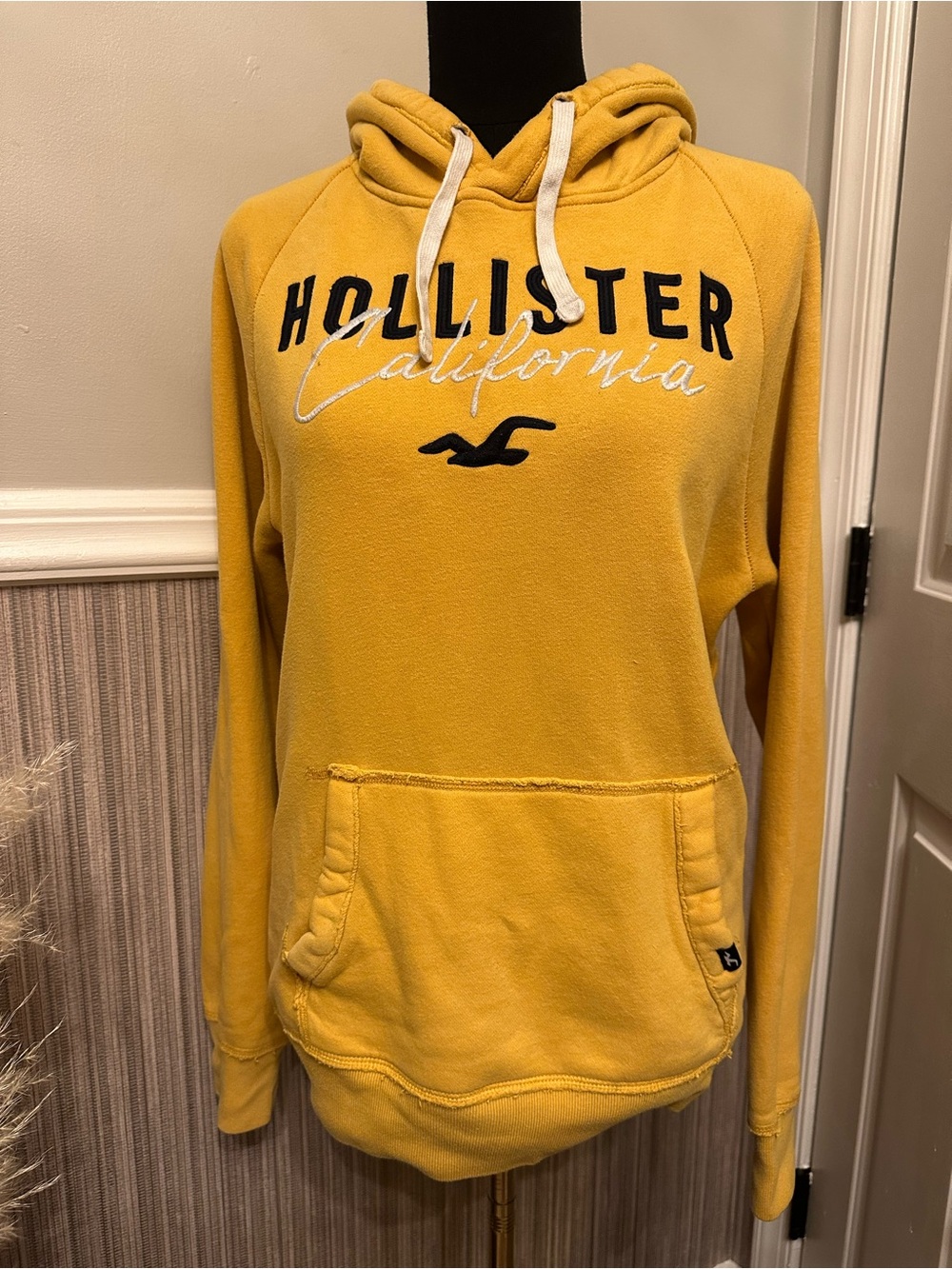 Hollister California Mustard Yellow Distressed Logo Pullover Hoodie Medium
